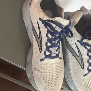 Brooks Men’s Light Gray and Navy Knit Running Shoes